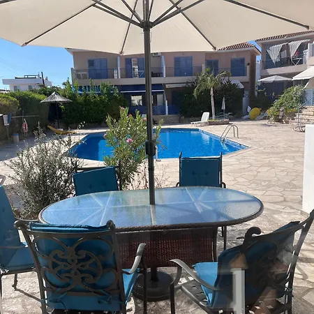 Family-friendly 2br Poolside With Terrace, Universal Area 公寓 Paphos