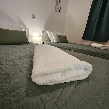 Family-friendly 2br Poolside With Terrace, Universal Area דירה פאפוס