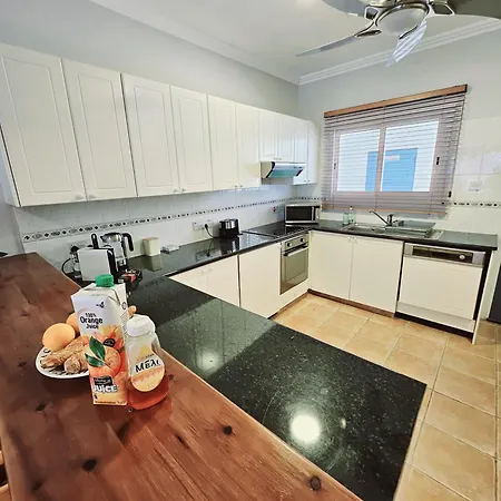 Family-friendly 2br Poolside With Terrace, Universal Area דירה